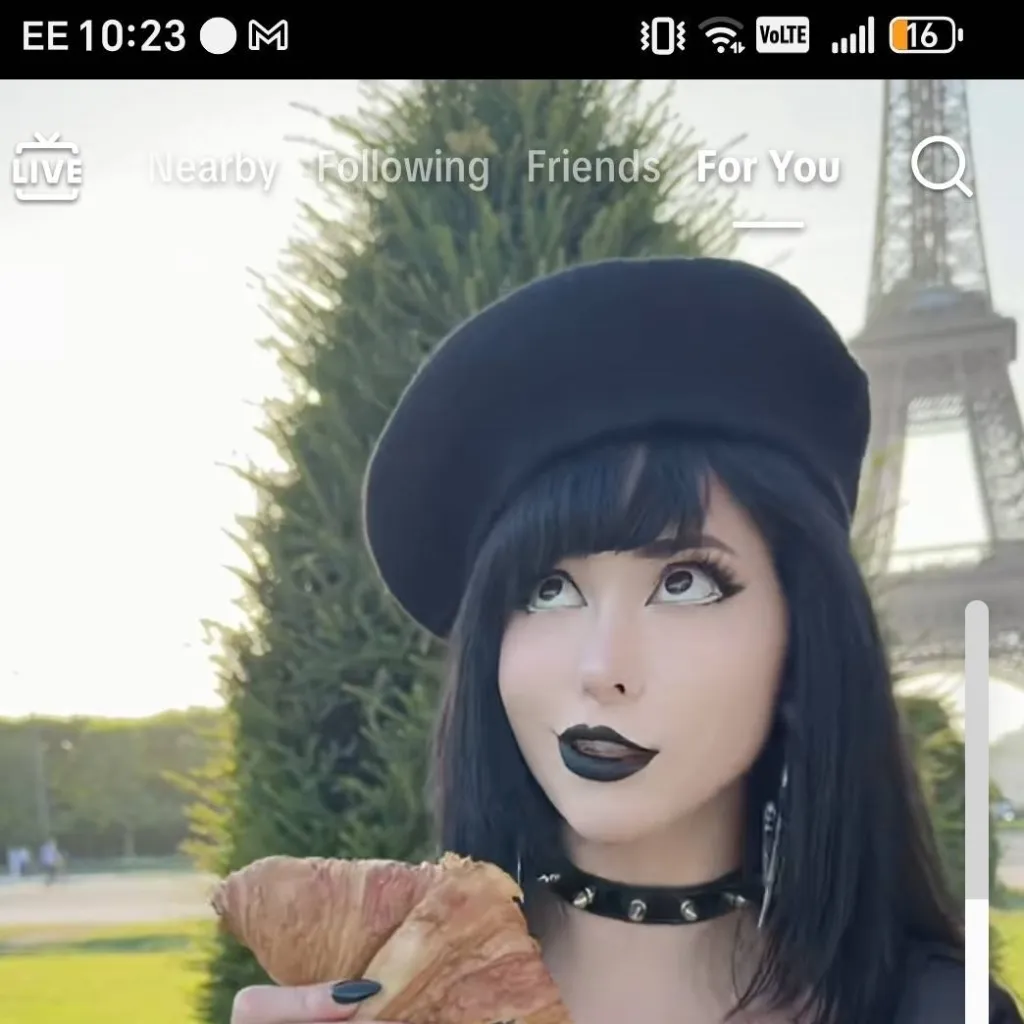 chat with ai character: Emma