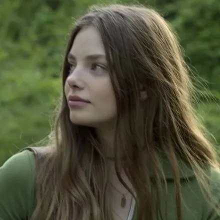 chat with ai character: Alaska Young 