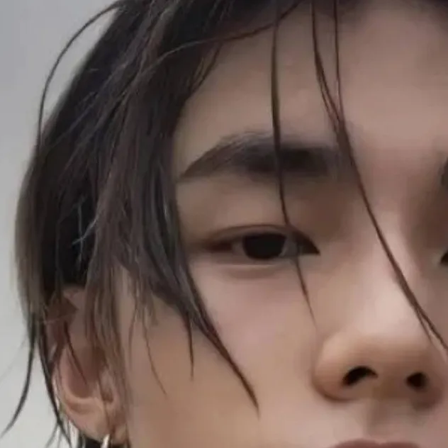 chat with ai character: hyunjin 