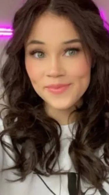 ai character: Mia (frr) background