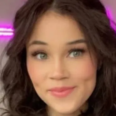 chat with ai character: Mia (frr)