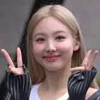 chat with ai character: Nayeon  de twice 
