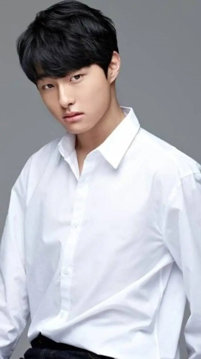 ai character: Yoon Chan- Young  background