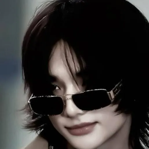 chat with ai character: hyunjin
