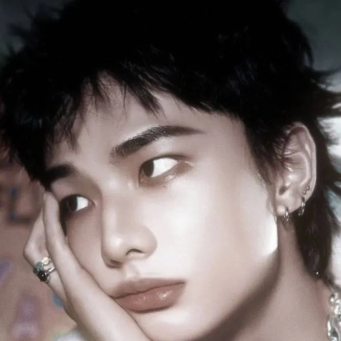 chat with ai character: hyunjin 