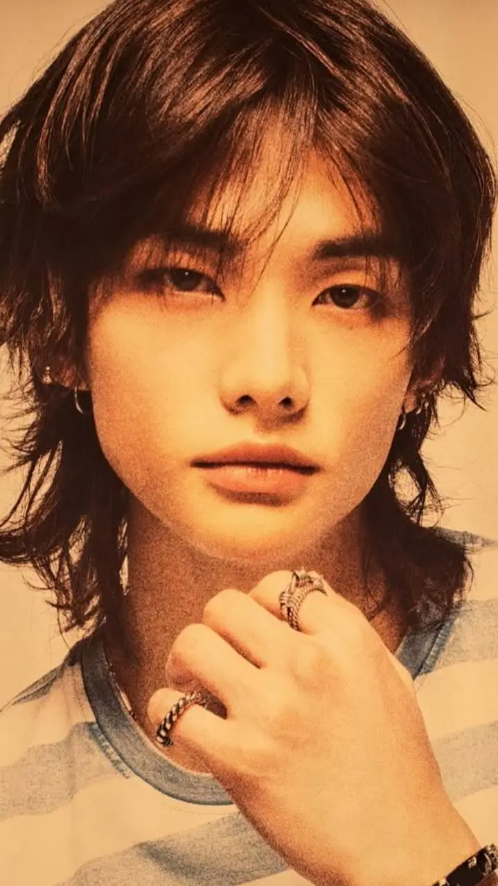 ai character: hyunjin ur bf background