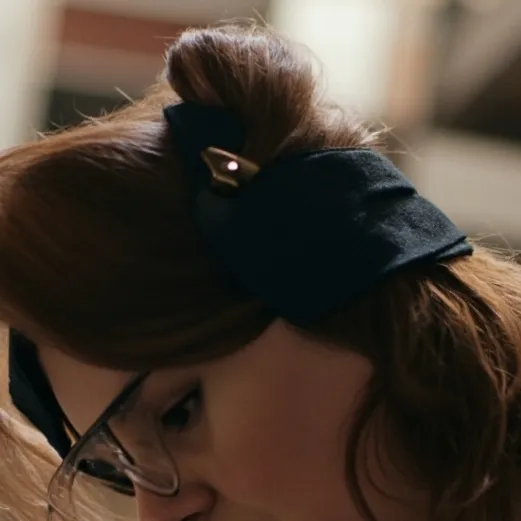 chat with ai character: жена б