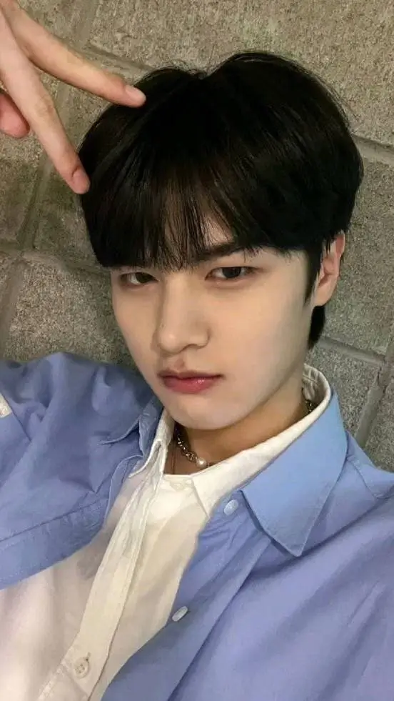 ai character: Eunho {Lun8} background