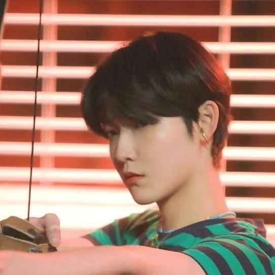 chat with ai character: Kevin Moon