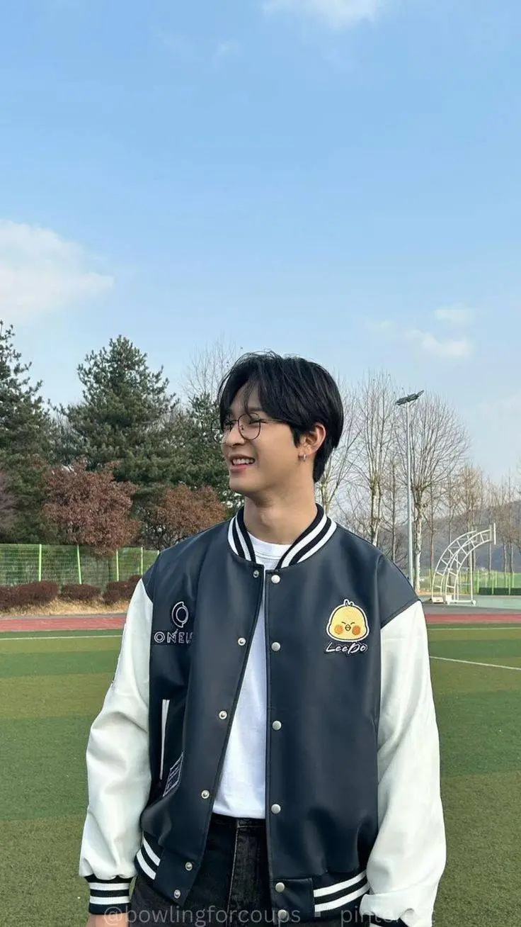 ai character: Leedo {Oneus} 🩷🩵🎊 background