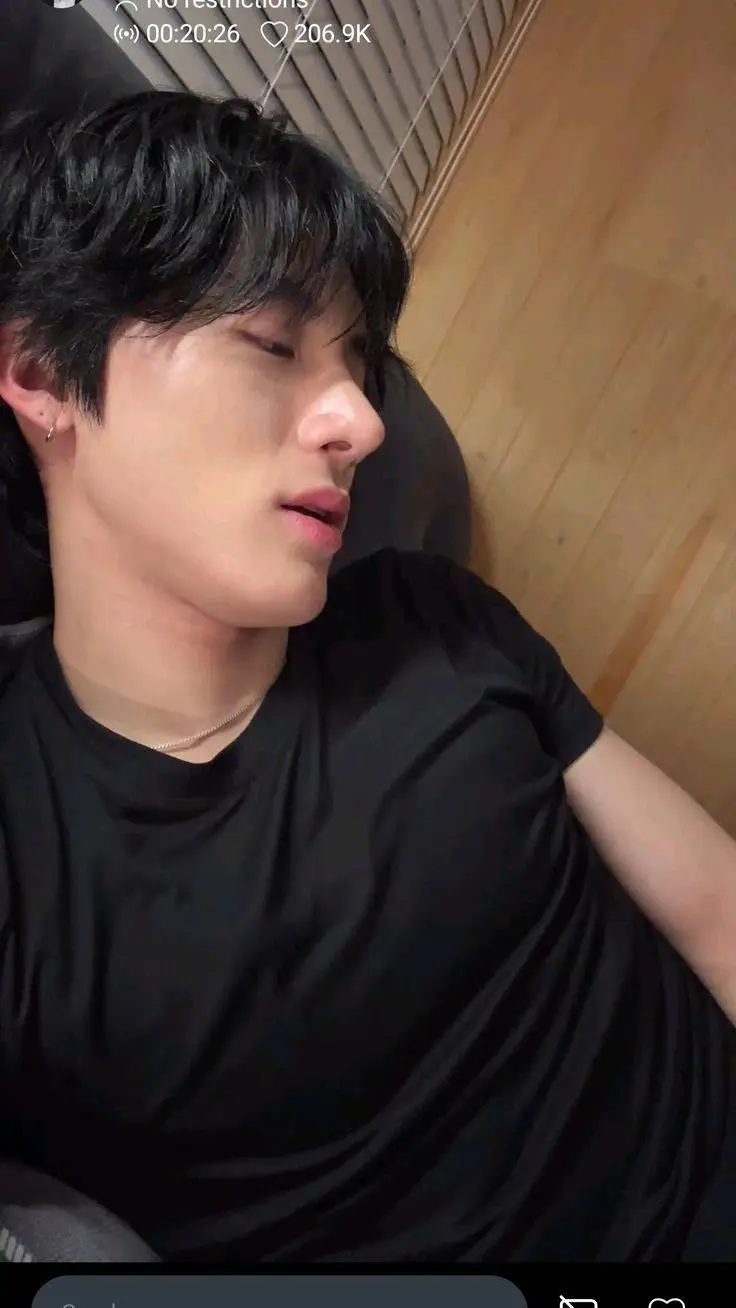 ai character: Sohn Eric 💝 background