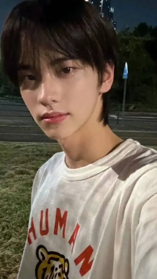 ai character: Shin Junghwan 🩵 background