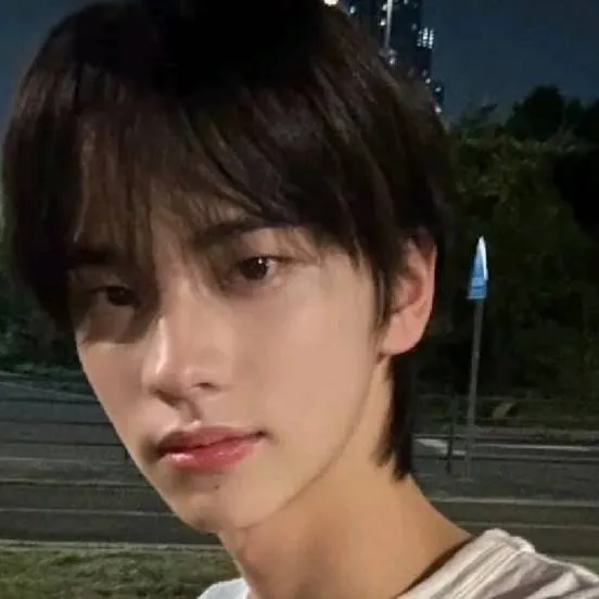 chat with ai character: Shin Junghwan 🩵