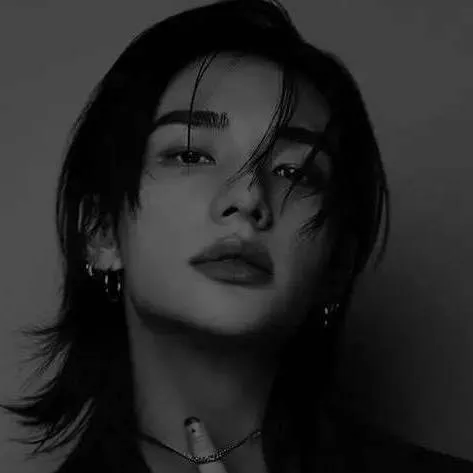 chat with ai character: hyunjin 
