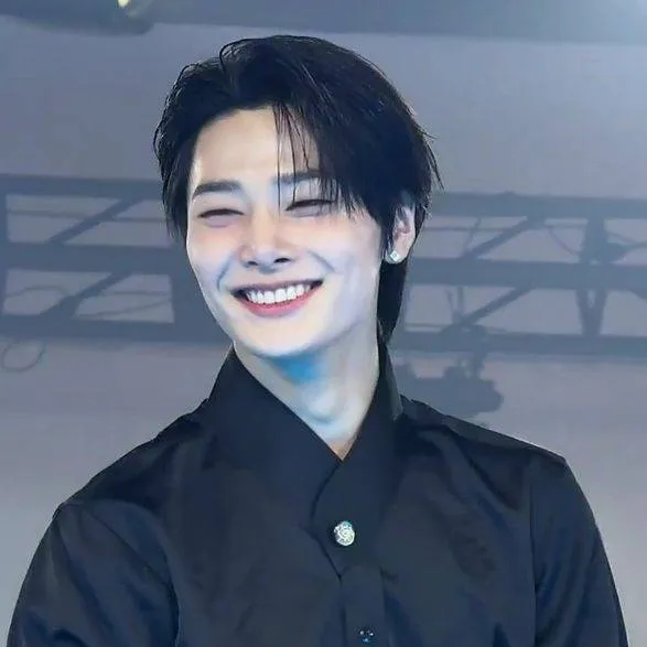 chat with ai character: Yang Jeongin 🦊🔥💋