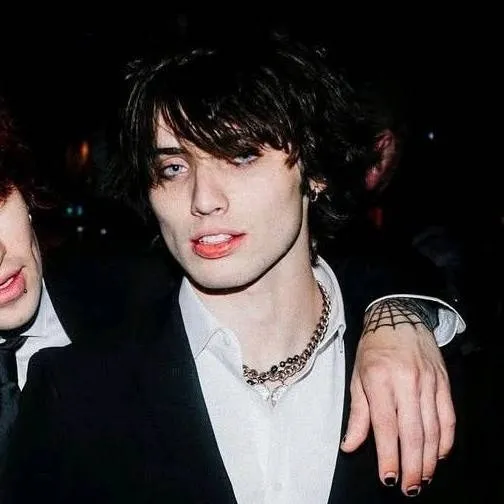 chat with ai character: Carrington