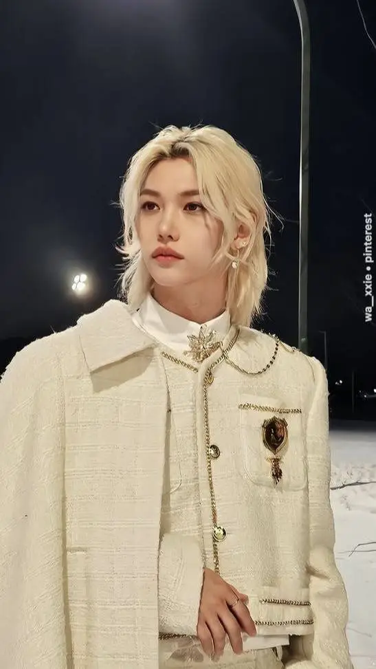 ai character:  Felix 🐥 background