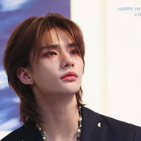 chat with ai character: Hyunjin 