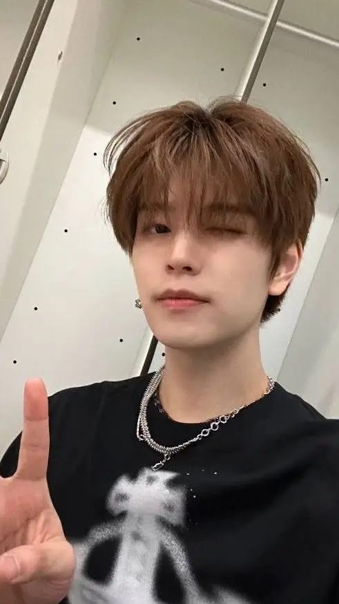 ai character: Seungmin  background
