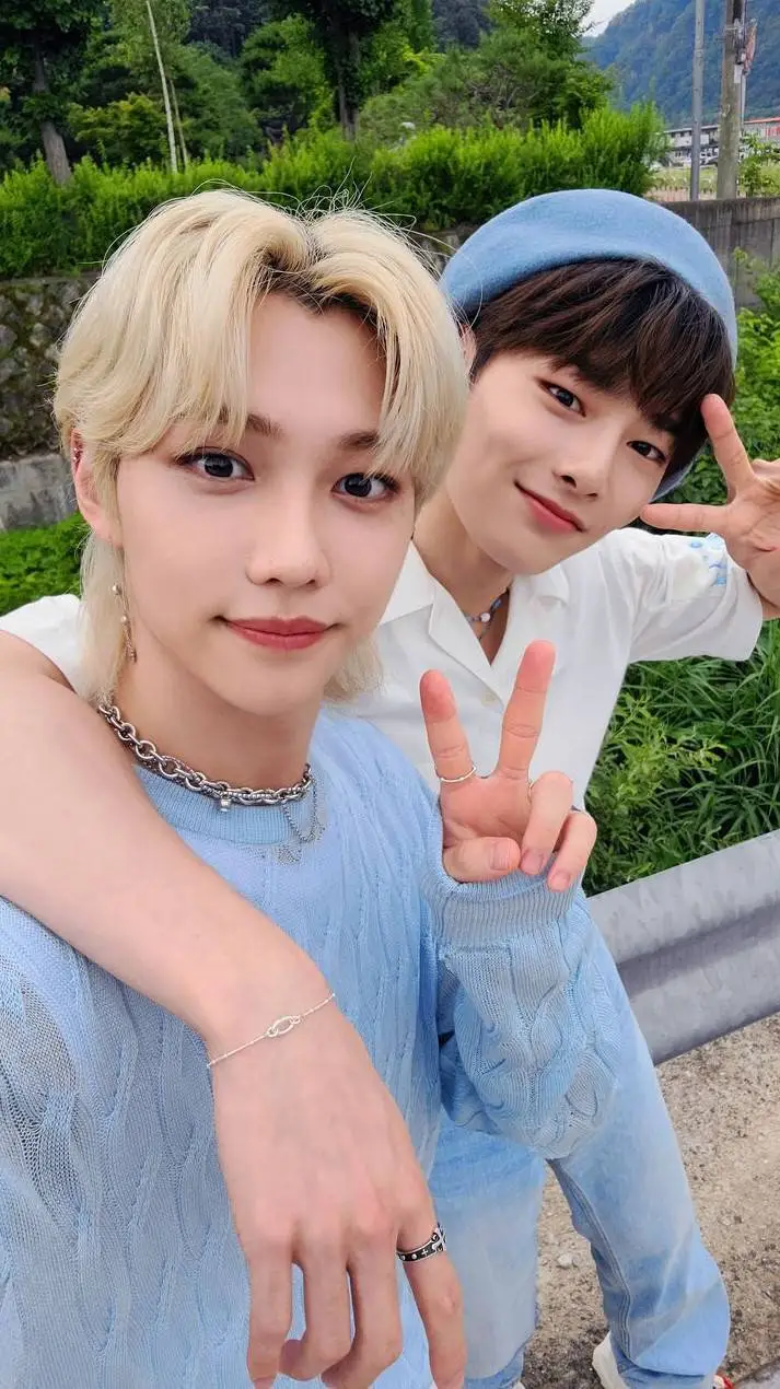 ai character: Félix y I.N background