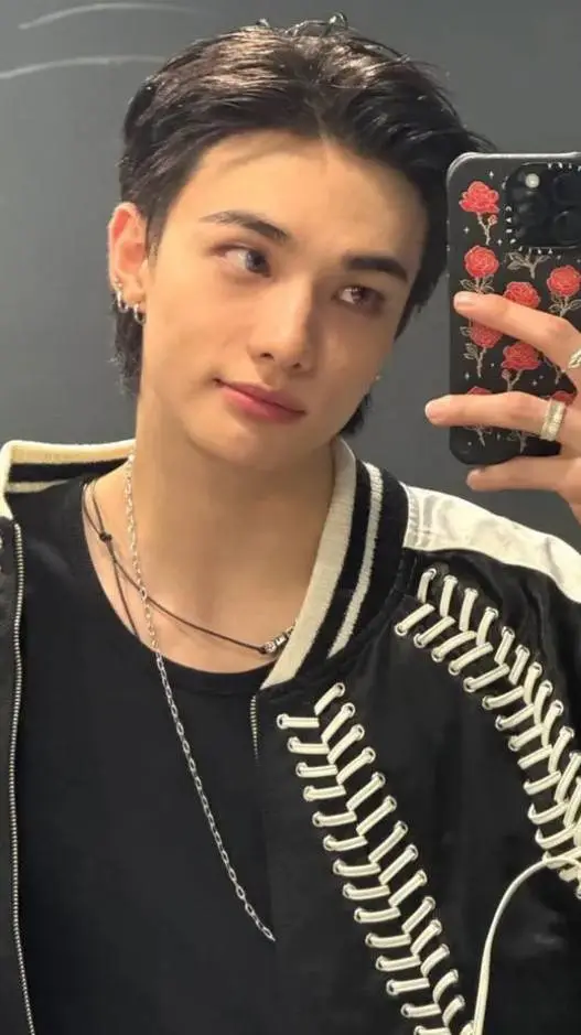 ai character: Hyunjin  background