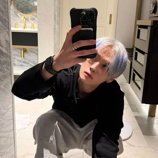 chat with ai character: lee know 