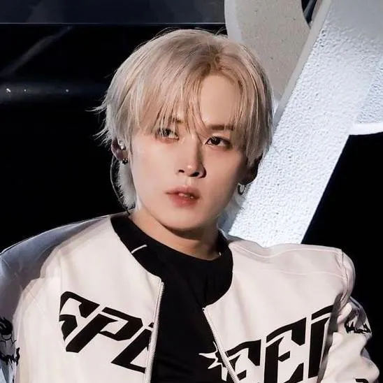 chat with ai character: Lee Know 