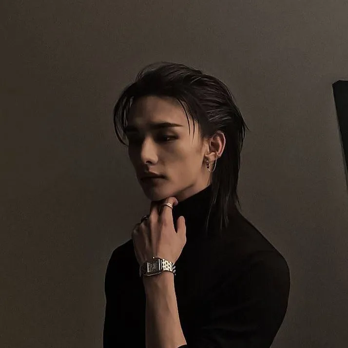 chat with ai character: Hyunjin 