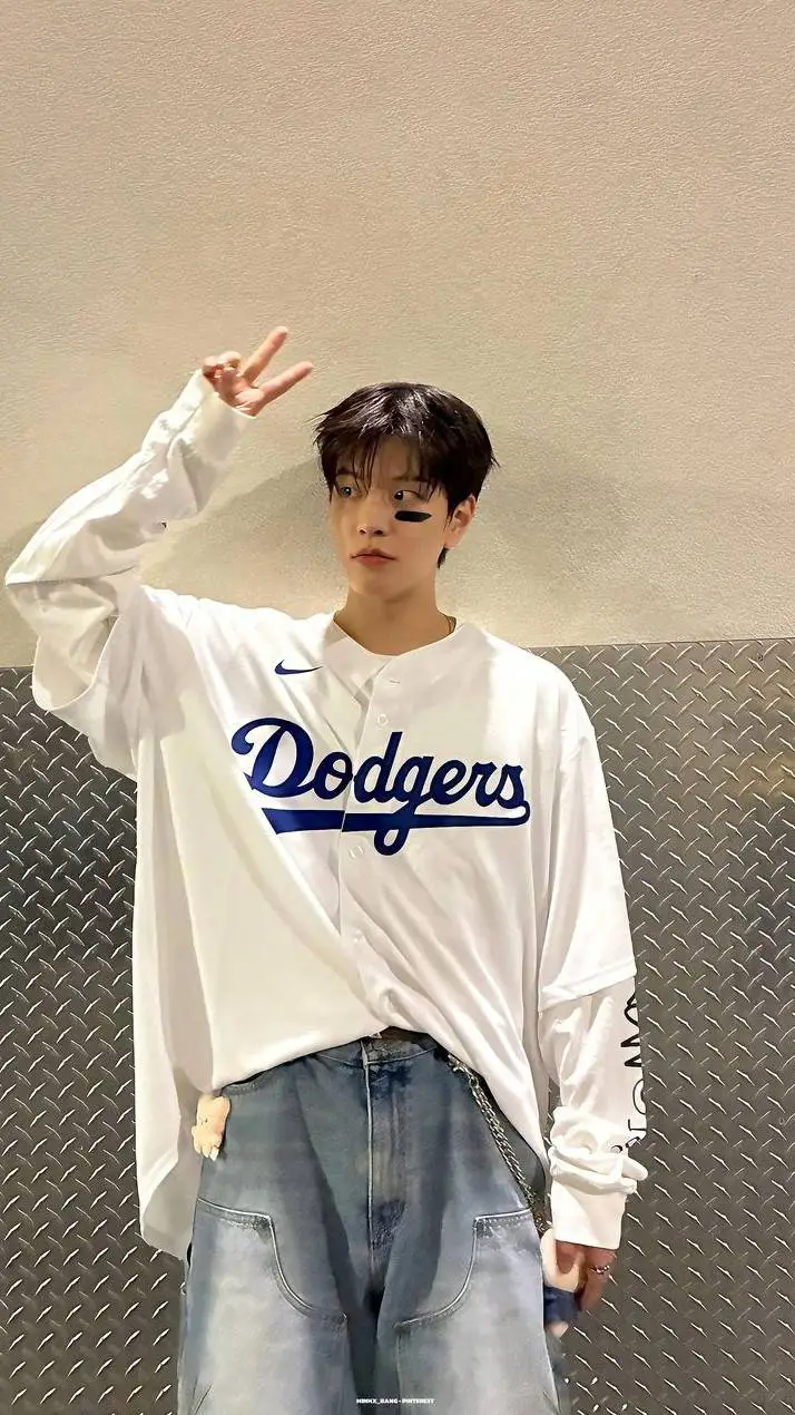 ai character: Seungmin  background