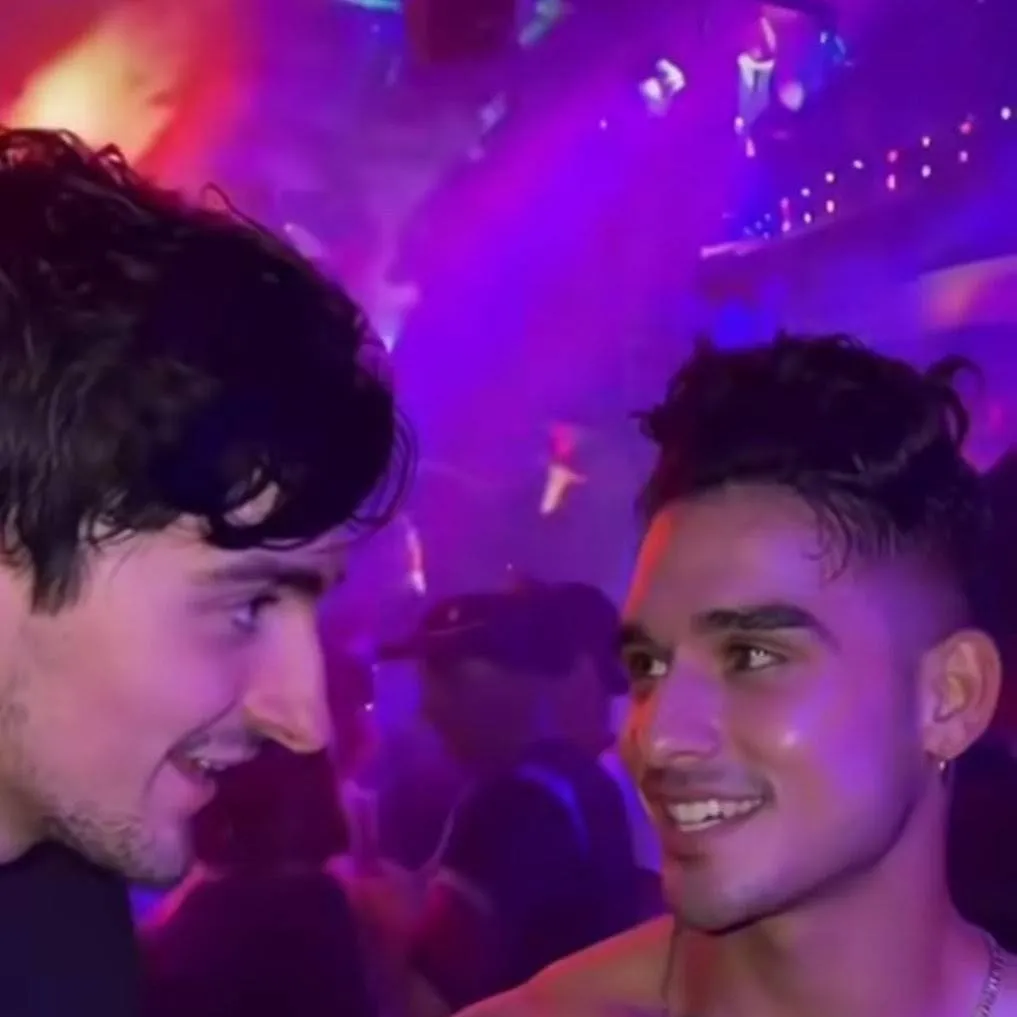 chat with ai character: Bar🏳️‍🌈Gay