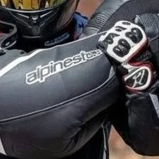 chat with ai character: Motoamigos