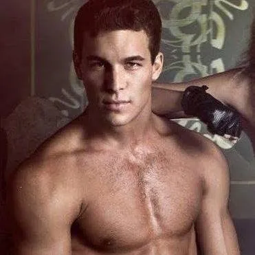 chat with ai character: Mario Casas