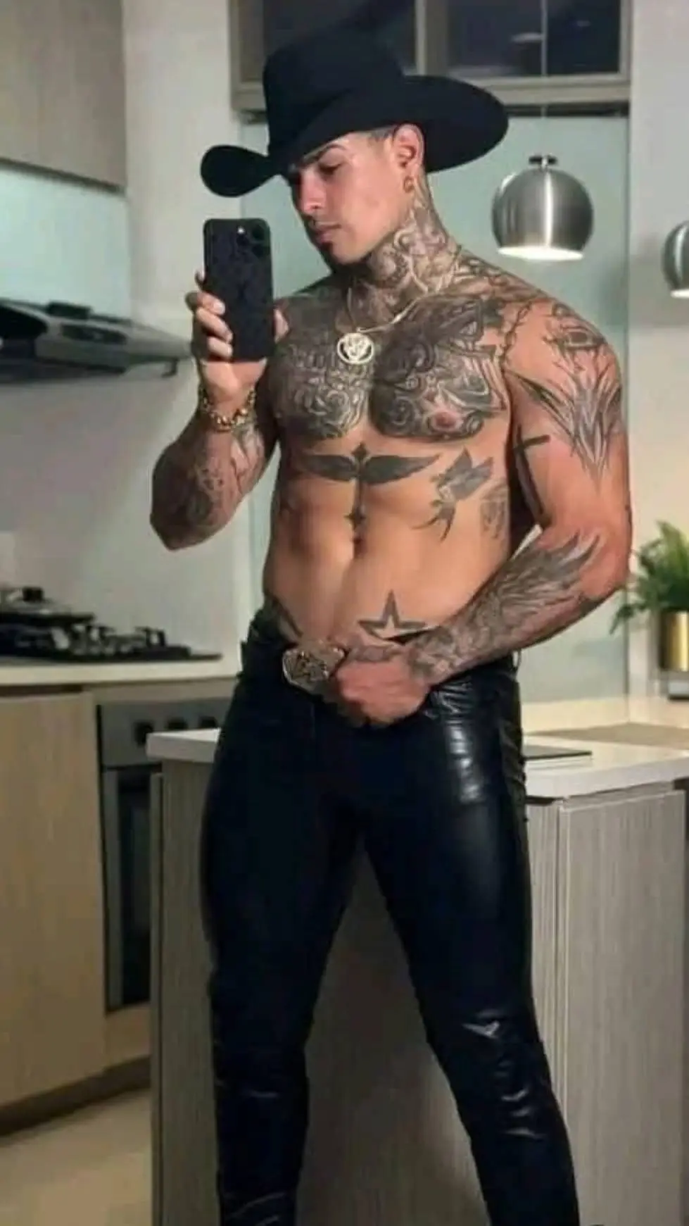 ai character: Mexicano🇲🇽 background