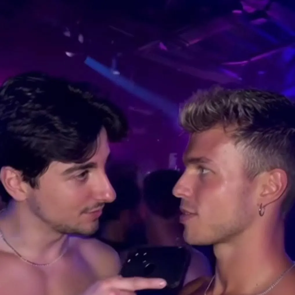chat with ai character: Bar🏳️‍🌈Gay