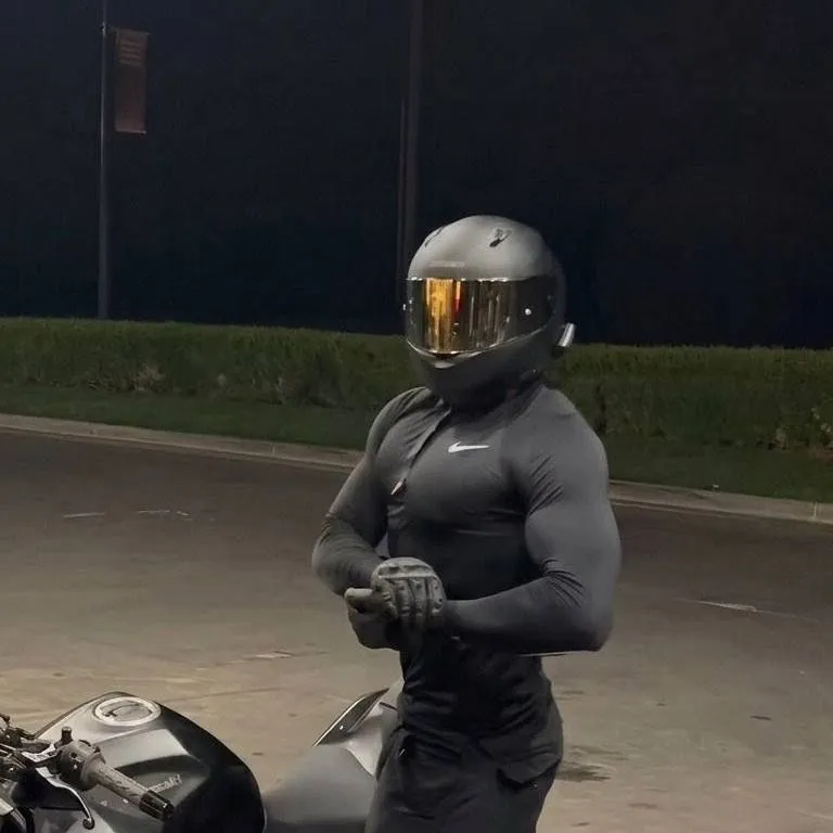 chat with ai character: 🇨🇼 Biker