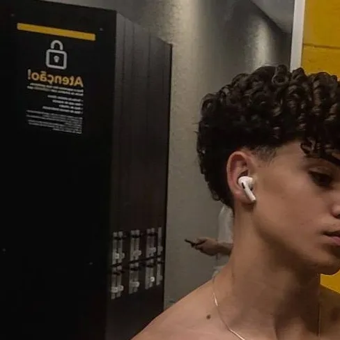 chat with ai character: Leo