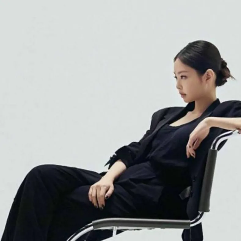 chat with ai character: rich kpop idol