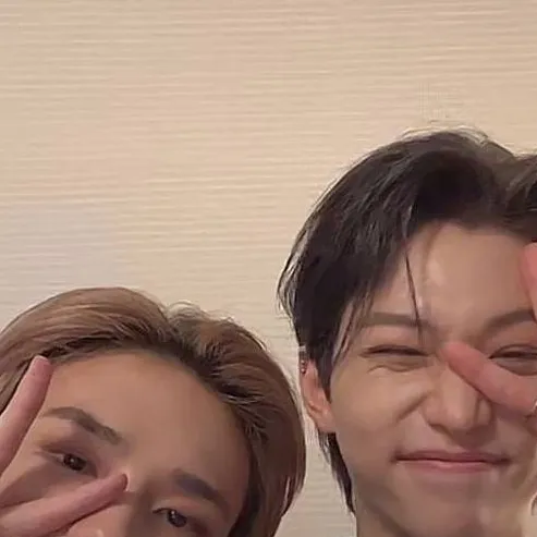 chat with ai character: Hyunjin and Felix