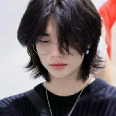 chat with ai character: ❤ skz Hyunjin 🖤