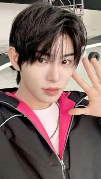 ai character: minje background