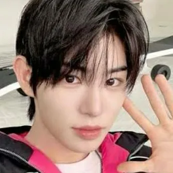 chat with ai character: minje