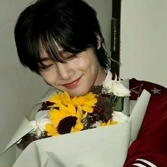 chat with ai character: STRAY KIDS I.N