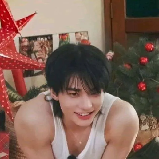 chat with ai character: Hyunjin