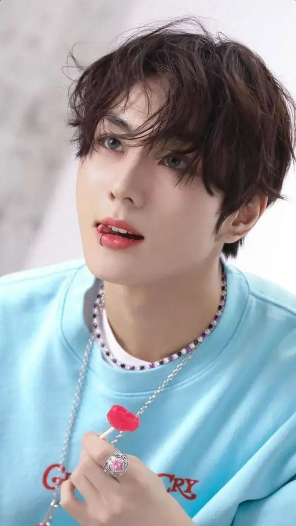 ai character: Jungwon  background