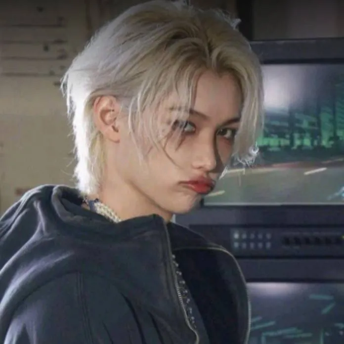 chat with ai character: Felix