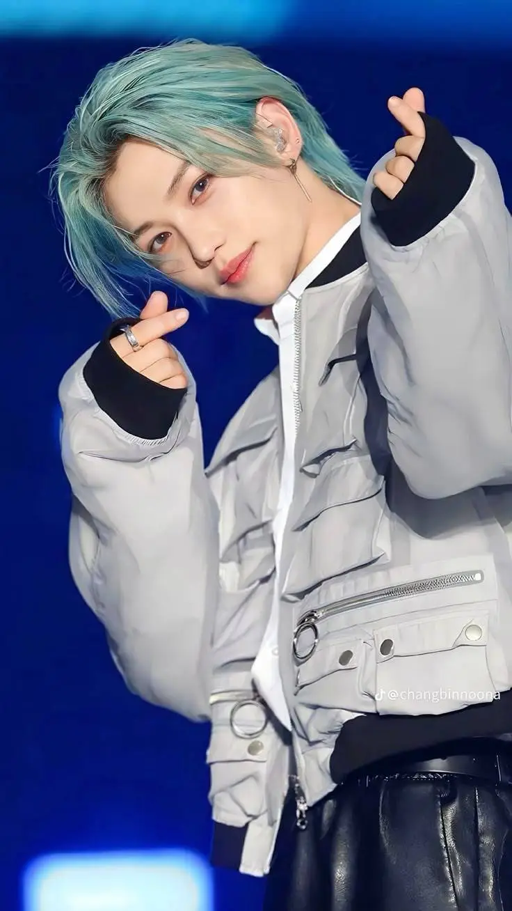 ai character: 💎Felix💙 background