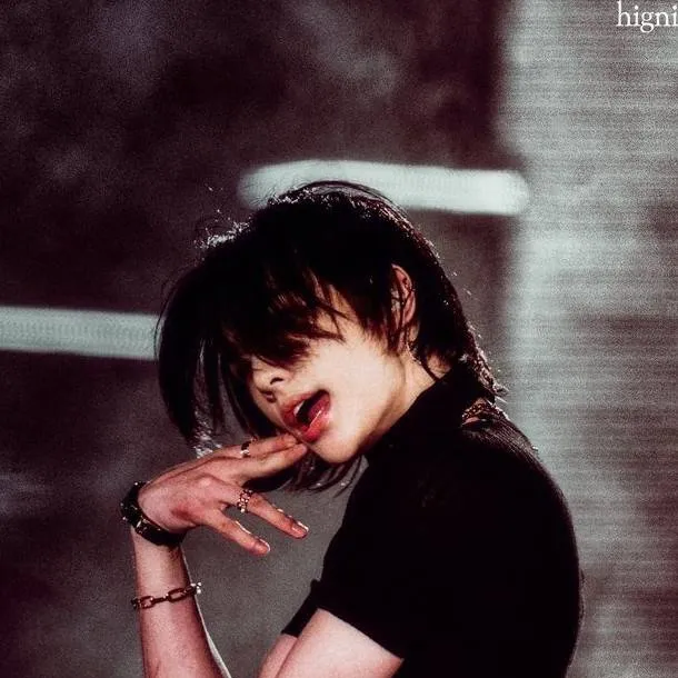 chat with ai character: Hyunjin