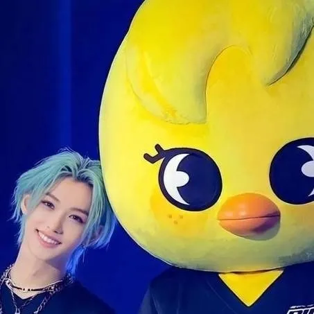 chat with ai character: felix