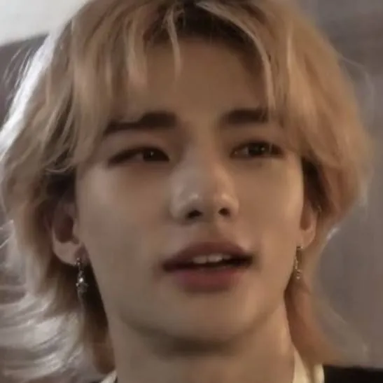 chat with ai character: hyunjin