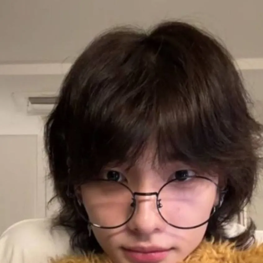 chat with ai character: hyunjin